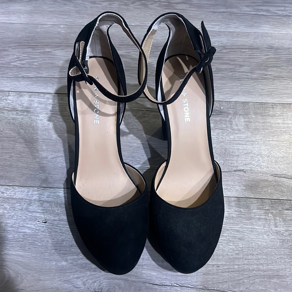 Black Pumps! Never worn